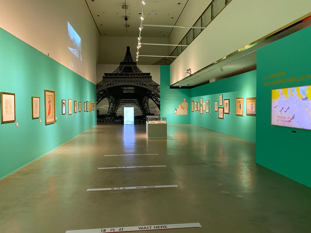 Gallery with an Eiffel Tower motif and framed lithographs